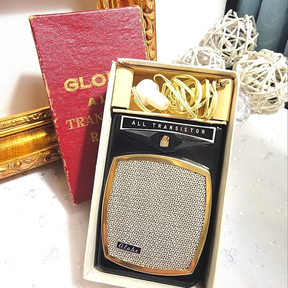 Vintage Globe All Transistor radio (boys radio) - Picture 3 of 3